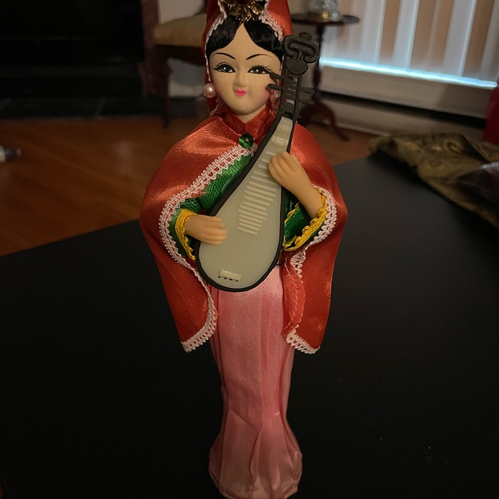 Beautiful Chinese Doll - Picture 2 of 5